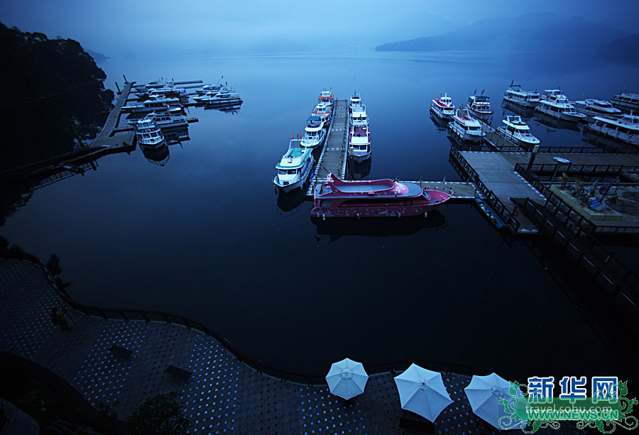 Sun Moon Lake, the only natural lake on the island of Taiwan, is praised as the heart of Taiwan, not only because its central geographic location, but also for its role as home to five major hydropower plants which provide electricity for the rest of the island, just like the blood sent from a person's heart to other parts of the body.The Sun Moon Lake scenic area is also a favorite weekend holiday destination for local people. There are many restaurants and hotels by the shores of the lake.