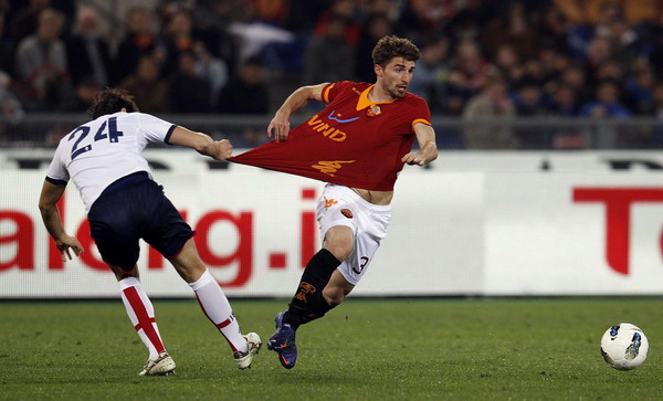 Roma beat Genoa to close in on third