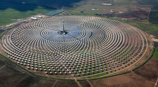 The Gemasolar station, located in Andalusia, southern Spain, has a central tower surrounded by 2,600 solar mirrors, each measuring 120 square meters, in an immense 195-hectare circle.