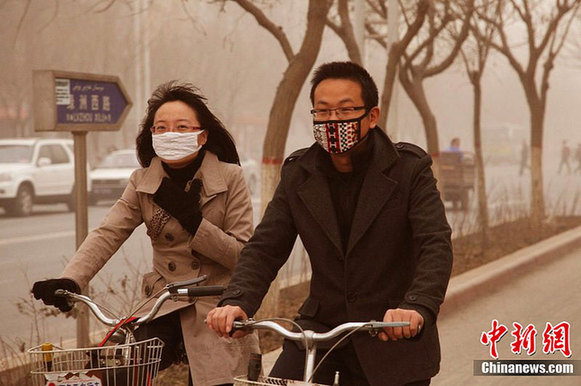 A sandstorm hits northwest China's Xinjiang area on Tuesday, March 20, 2012. [chinanews.com]