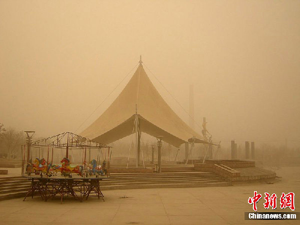 A sandstorm hits northwest China's Xinjiang area on Tuesday, March 20, 2012. [chinanews.com] 