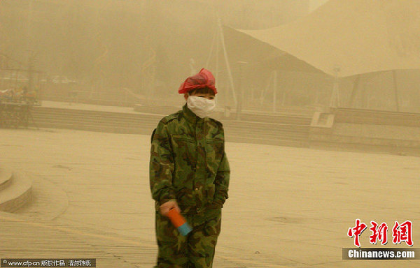 A sandstorm hits northwest China's Xinjiang area on Tuesday, March 20, 2012. [chinanews.com] 