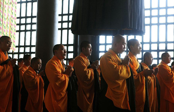 Students of the Buddhist Academy of Emei Mountain have a class in Emei Mountain, southwest China's Sichuan province, March 16, 2012. Established in 1927, the school, covering an area of more than 10,000 square meters presently, has courses mainly on Buddhism studying. [Photo/Xinhua] 