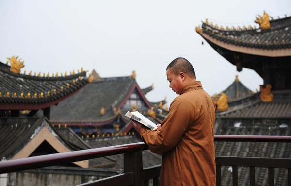 A master of the Buddhist Academy of Emei Mountain reads a book in Emei Mountain, southwest China's Sichuan province, March 16, 2012. Established in 1927, the school, covering an area of more than 10,000 square meters presently, has courses mainly on Buddhism studying. [Photo/Xinhua] 