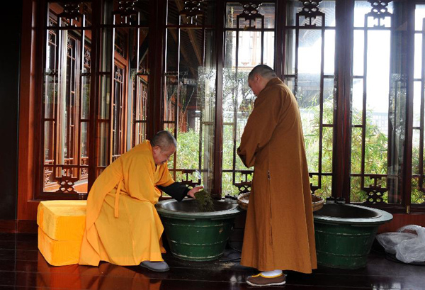 Students of the Buddhist Academy of Emei Mountain make 'zen tea' in Emei Mountain, southwest China's Sichuan province, March 16, 2012. Zen tea is a special tea culture for Buddhists to be enlightened on Buddha dharma through tea making and drinking. Established in 1927, the school, covering an area of more than 10,000 square meters presently, has courses mainly on Buddhism studying. [Photo/Xinhua] 