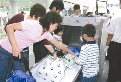 Local people take security check in a subway station in Beijing. [File photo]