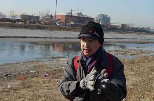 Zhang Junfeng, a 49-year-old Beijing resident, has been hiking along the rivers, ravines and reservoirs in the capital every Saturday since 2007 to monitor the water quality.[China Daily]