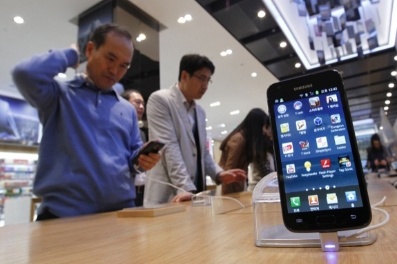 The potential of Chinese smartphone market has attracted international phone makers. [File photo]
