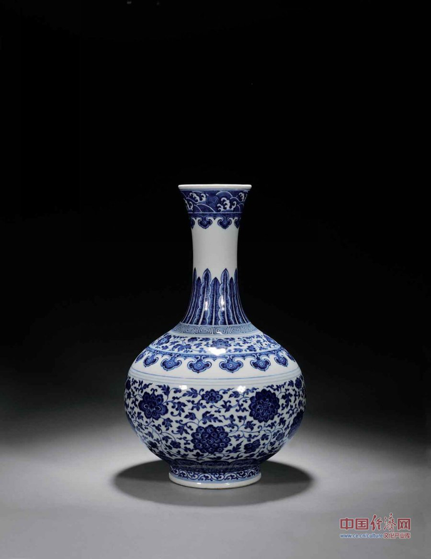 A piece of craftwork displayed during the preview of the 29th China Guardian Quarterly Auction in Beijing. The three-day quarterly auction will kick off in Beijing on March 24, following a three-day preview that started on Wednesday. The preview exhibits some 2,600 Chinese painting and calligraphy works, 1,800 pieces of chinaware, furniture and craftwork, as well as 680 rare books and manuscripts.