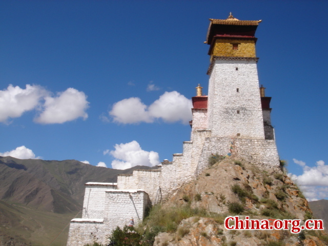 Tibet, the Roof of the World, is the highest region on Earth, with an average elevation of 4,900 meters. Located in a plateau north of the Himalayas, it is a mysterious, exotic place for many outsiders. Since the beginning of the 20th century, the massive, tranquil land with its majestic scenery and mysterious religious culture has exerted an awesome draw on travelers.