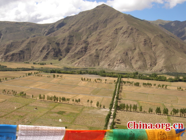 Tibet, the Roof of the World, is the highest region on Earth, with an average elevation of 4,900 meters. Located in a plateau north of the Himalayas, it is a mysterious, exotic place for many outsiders. Since the beginning of the 20th century, the massive, tranquil land with its majestic scenery and mysterious religious culture has exerted an awesome draw on travelers.