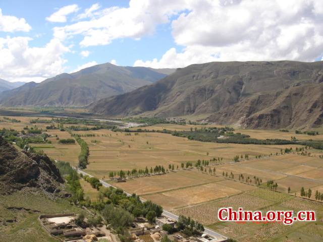 Tibet, the Roof of the World, is the highest region on Earth, with an average elevation of 4,900 meters. Located in a plateau north of the Himalayas, it is a mysterious, exotic place for many outsiders. Since the beginning of the 20th century, the massive, tranquil land with its majestic scenery and mysterious religious culture has exerted an awesome draw on travelers.