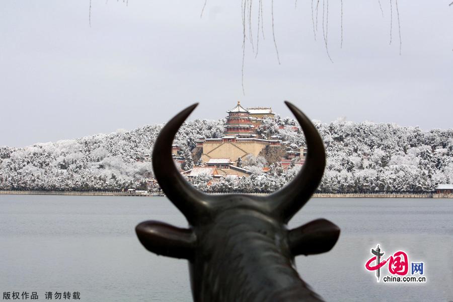 The Summer Palace is one of the finest examples of Garden Architecture in China and located in the northwest suburbs of Beijing. The Summer Palace comprises more than 3,000 structures, including pavilions, towers, bridges, and corridors. Covering 294 hectares, three quarters of the area is water. Its most distinctive features are Longevity Hill and Kunming Lake. [Photo by Xiaodong]