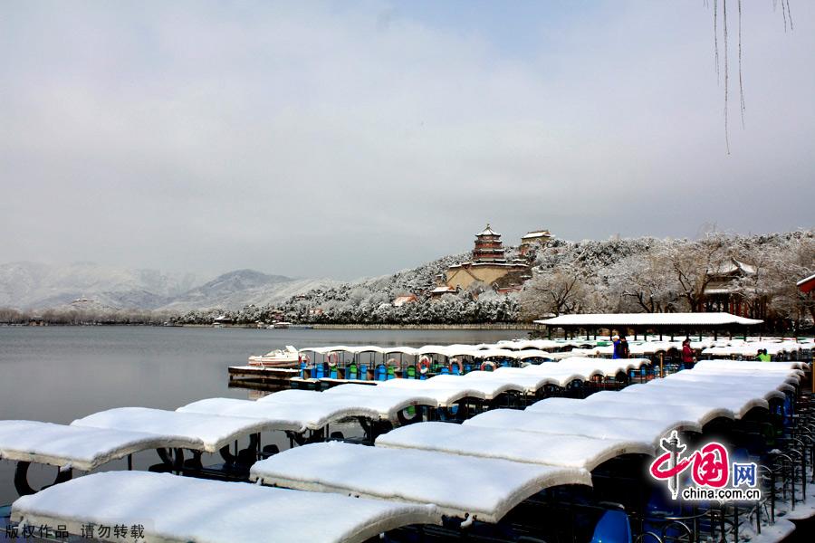 The Summer Palace is one of the finest examples of Garden Architecture in China and located in the northwest suburbs of Beijing. The Summer Palace comprises more than 3,000 structures, including pavilions, towers, bridges, and corridors. Covering 294 hectares, three quarters of the area is water. Its most distinctive features are Longevity Hill and Kunming Lake. [Photo by Xiaodong]