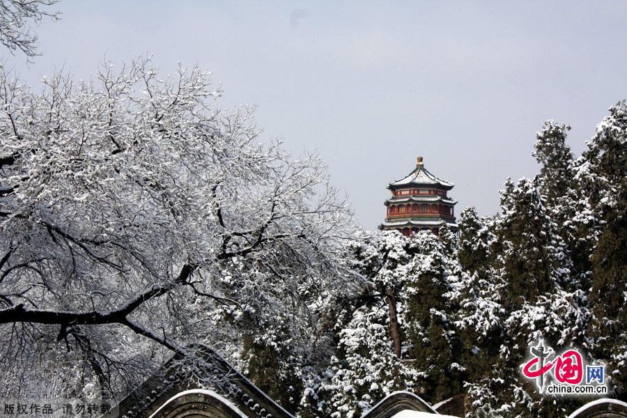 The Summer Palace is one of the finest examples of Garden Architecture in China and located in the northwest suburbs of Beijing. The Summer Palace comprises more than 3,000 structures, including pavilions, towers, bridges, and corridors. Covering 294 hectares, three quarters of the area is water. Its most distinctive features are Longevity Hill and Kunming Lake. [Photo by Xiaodong]