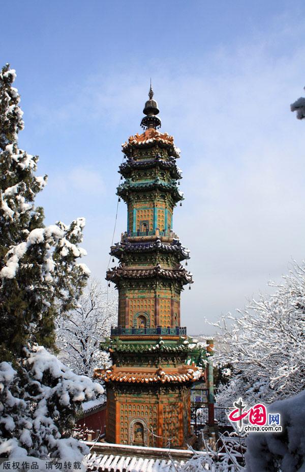 The Summer Palace is one of the finest examples of Garden Architecture in China and located in the northwest suburbs of Beijing. The Summer Palace comprises more than 3,000 structures, including pavilions, towers, bridges, and corridors. Covering 294 hectares, three quarters of the area is water. Its most distinctive features are Longevity Hill and Kunming Lake. [Photo by Xiaodong]