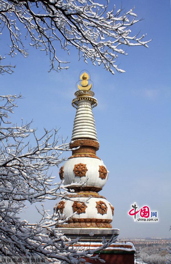 The Summer Palace is one of the finest examples of Garden Architecture in China and located in the northwest suburbs of Beijing. The Summer Palace comprises more than 3,000 structures, including pavilions, towers, bridges, and corridors. Covering 294 hectares, three quarters of the area is water. Its most distinctive features are Longevity Hill and Kunming Lake. [Photo by Xiaodong]