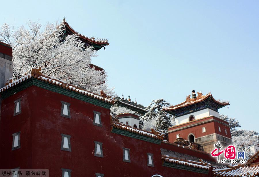 The Summer Palace is one of the finest examples of Garden Architecture in China and located in the northwest suburbs of Beijing. The Summer Palace comprises more than 3,000 structures, including pavilions, towers, bridges, and corridors. Covering 294 hectares, three quarters of the area is water. Its most distinctive features are Longevity Hill and Kunming Lake. [Photo by Xiaodong]