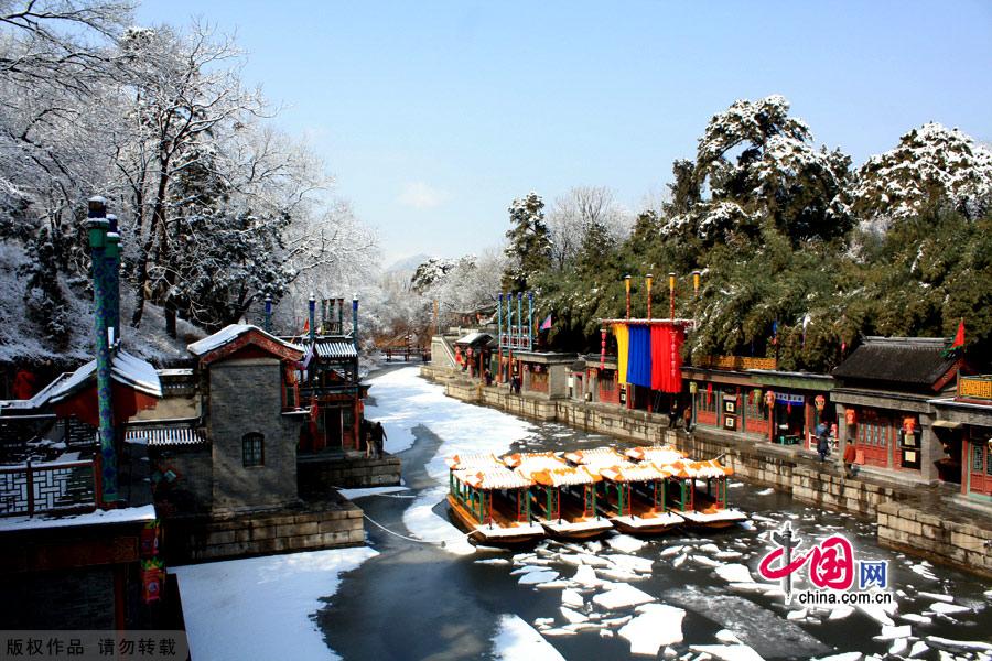 The Summer Palace is one of the finest examples of Garden Architecture in China and located in the northwest suburbs of Beijing. The Summer Palace comprises more than 3,000 structures, including pavilions, towers, bridges, and corridors. Covering 294 hectares, three quarters of the area is water. Its most distinctive features are Longevity Hill and Kunming Lake. [Photo by Xiaodong]