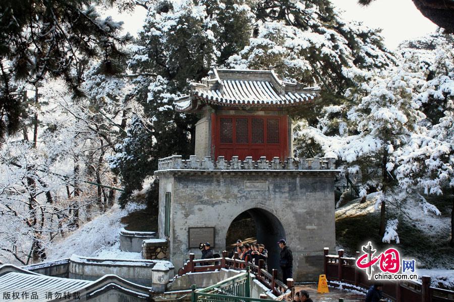 The Summer Palace is one of the finest examples of Garden Architecture in China and located in the northwest suburbs of Beijing. The Summer Palace comprises more than 3,000 structures, including pavilions, towers, bridges, and corridors. Covering 294 hectares, three quarters of the area is water. Its most distinctive features are Longevity Hill and Kunming Lake. [Photo by Xiaodong]