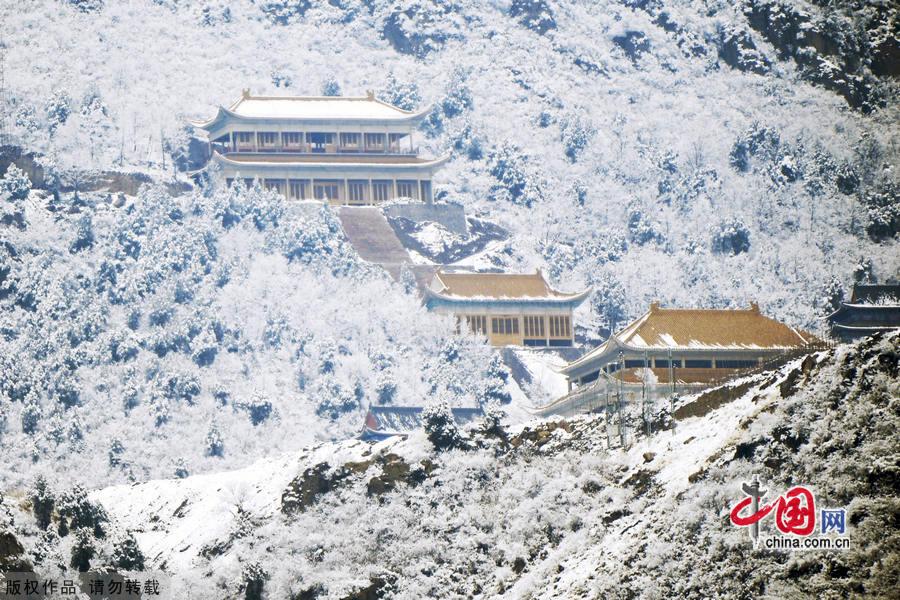 Miaofeng Mountain Scenic Area is located in Mentougou District of Beijing along the No. 109 state highway. The scenic area is known for its ancient temples, weird pine trees and rocks, and the main peak of the mountain is 1,291 meters above sea level, and this is the highest peak standing closest to Beijing. [Photo by Jia Yunlong]