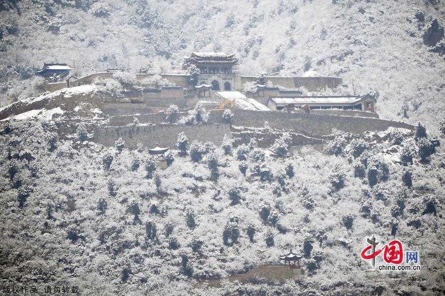 Miaofeng Mountain Scenic Area is located in Mentougou District of Beijing along the No. 109 state highway. The scenic area is known for its ancient temples, weird pine trees and rocks, and the main peak of the mountain is 1,291 meters above sea level, and this is the highest peak standing closest to Beijing. [Photo by Jia Yunlong]