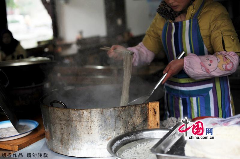 Chengdu, a city in Southwest China's Sichuan Province enjoys a high reputation for its spicy cuisine. The unique colour, aroma, shape and taste of the snacks have always dazzled visitors' eyes and stomachs. Chengdu is one of only two cities in the world that have been recognized as a 'City of Gastronomy'.