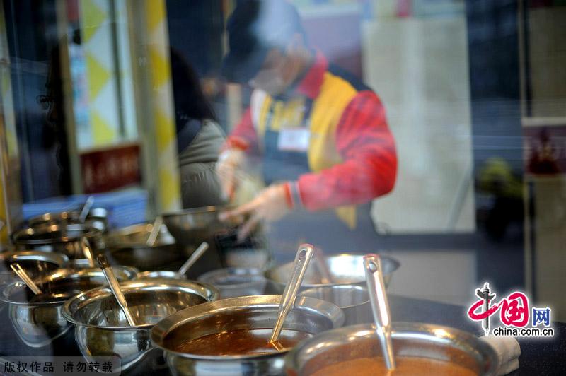 Chengdu, a city in Southwest China's Sichuan Province enjoys a high reputation for its spicy cuisine. The unique colour, aroma, shape and taste of the snacks have always dazzled visitors' eyes and stomachs. Chengdu is one of only two cities in the world that have been recognized as a 'City of Gastronomy'.