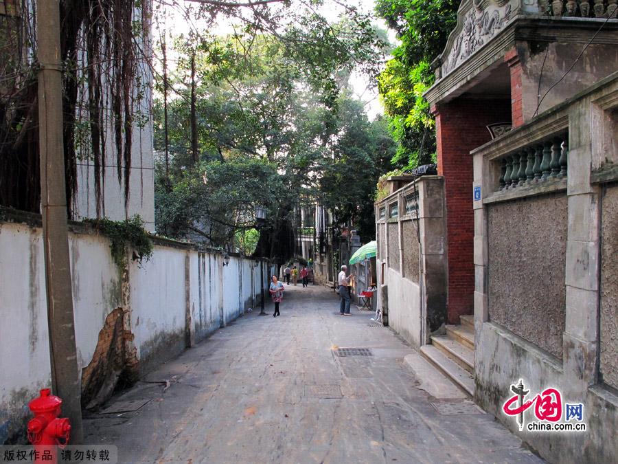Located 500 meters off the coast of Xiamen in southeastern China's Fujian Province, Gulangyu island got its name from the reefs to the southwest of the island, which when pounded by waves, produce a sound like the beating of a drum. A sleepy and desolate island prior to the First Opium War (1840-1842) and a foreign enclave until the 1940s, Gulangyu island has evolved into a dream destination for travelers, with fresh air, a relaxing lifestyle and balmy and pleasant climate all year round. 