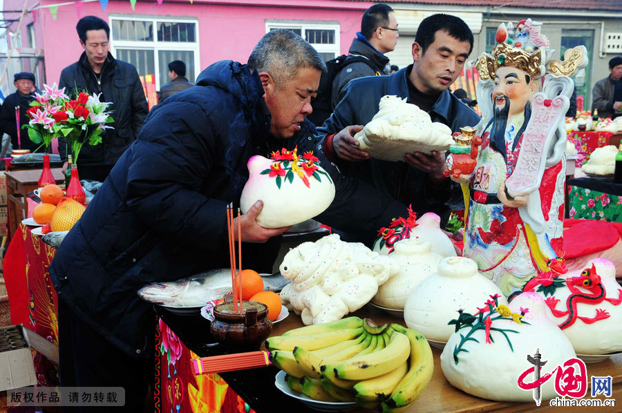 The tradition of the 'Jihaijie' or 'Sea Sacrifice Festival' in Tianheng Township of Jimo City, Shandong Province, started more than 500 years ago. Ritual activity, launching ceremony and theme gala were held at the festival on Mar. 17, 2012. [China.org.cn]