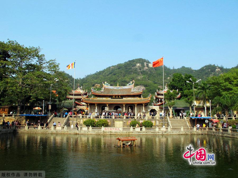 South Putuo Temple is adjacent to Xiamen University in the southeast of the city. Originally built in the Tang Dynasty (618-907), the temple was destroyed many times over the course of following dynasties. In the 23rd year of the Kangxi reign of the Qing Dynasty (1616-1912), it was once again rebuilt and given its present name. A statue of the Bodhisattva Guanyin, or Avalokitesvara, is enshrined in the temple, which receives an endless stream of worshippers and pilgrims throughout the year. [China.org.cn]