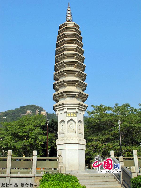 South Putuo Temple is adjacent to Xiamen University in the southeast of the city. Originally built in the Tang Dynasty (618-907), the temple was destroyed many times over the course of following dynasties. In the 23rd year of the Kangxi reign of the Qing Dynasty (1616-1912), it was once again rebuilt and given its present name. A statue of the Bodhisattva Guanyin, or Avalokitesvara, is enshrined in the temple, which receives an endless stream of worshippers and pilgrims throughout the year. [China.org.cn]