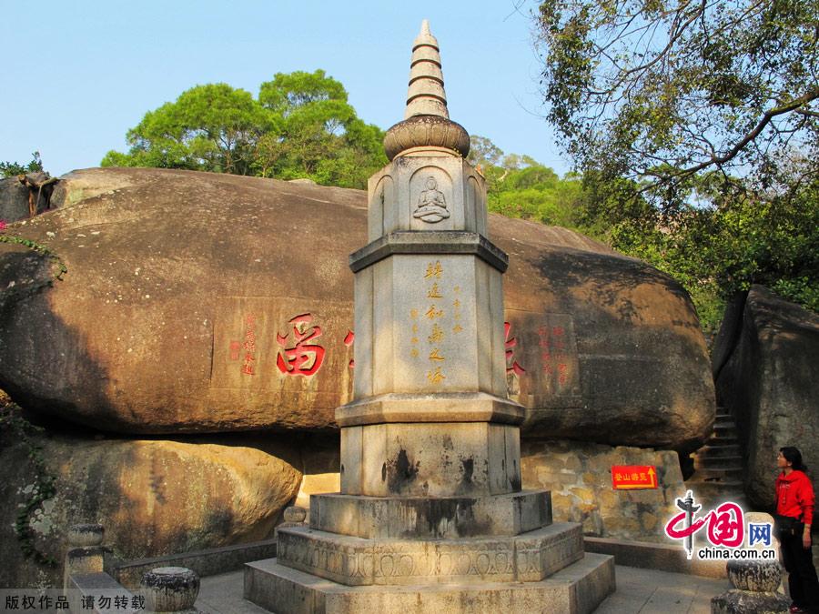 South Putuo Temple is adjacent to Xiamen University in the southeast of the city. Originally built in the Tang Dynasty (618-907), the temple was destroyed many times over the course of following dynasties. In the 23rd year of the Kangxi reign of the Qing Dynasty (1616-1912), it was once again rebuilt and given its present name. A statue of the Bodhisattva Guanyin, or Avalokitesvara, is enshrined in the temple, which receives an endless stream of worshippers and pilgrims throughout the year. [China.org.cn]