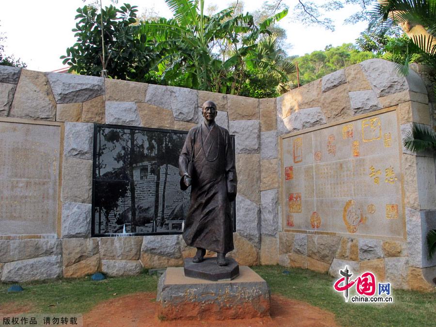 South Putuo Temple is adjacent to Xiamen University in the southeast of the city. Originally built in the Tang Dynasty (618-907), the temple was destroyed many times over the course of following dynasties. In the 23rd year of the Kangxi reign of the Qing Dynasty (1616-1912), it was once again rebuilt and given its present name. A statue of the Bodhisattva Guanyin, or Avalokitesvara, is enshrined in the temple, which receives an endless stream of worshippers and pilgrims throughout the year. [China.org.cn]