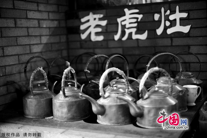 Chengdu, the capital city of Sichuan Province with a history of more than 2,400 years, has profound historical background. Tasting famous Sichuan cuisine and having tea at a local teahouse will offer a deeper understanding of the city. [China.org.cn]