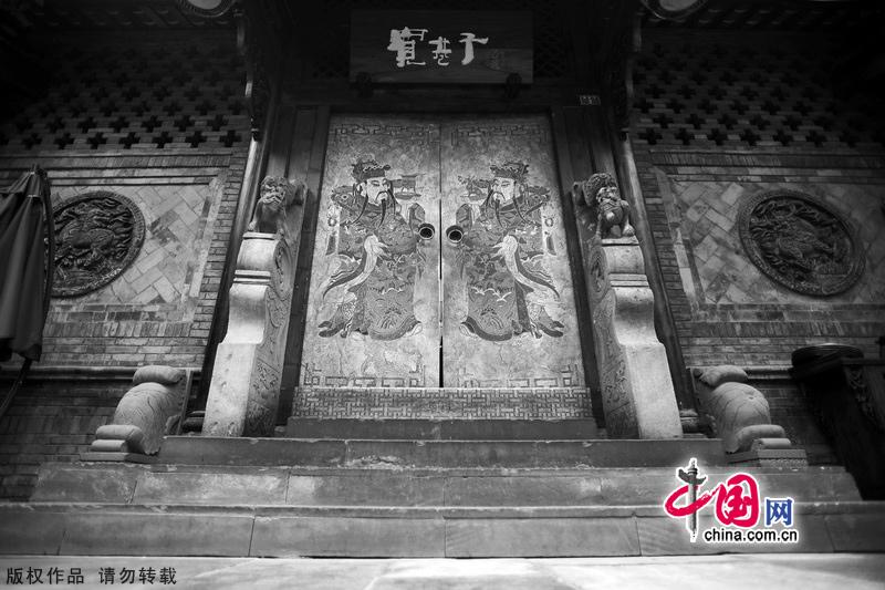 Chengdu, the capital city of Sichuan Province with a history of more than 2,400 years, has profound historical background. Tasting famous Sichuan cuisine and having tea at a local teahouse will offer a deeper understanding of the city. [China.org.cn]