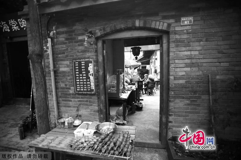 Chengdu, the capital city of Sichuan Province with a history of more than 2,400 years, has profound historical background. Tasting famous Sichuan cuisine and having tea at a local teahouse will offer a deeper understanding of the city. [China.org.cn]