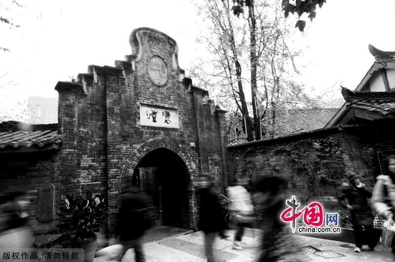 Chengdu, the capital city of Sichuan Province with a history of more than 2,400 years, has profound historical background. Tasting famous Sichuan cuisine and having tea at a local teahouse will offer a deeper understanding of the city. [China.org.cn]