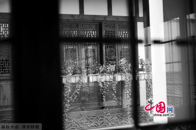 Chengdu, the capital city of Sichuan Province with a history of more than 2,400 years, has profound historical background. Tasting famous Sichuan cuisine and having tea at a local teahouse will offer a deeper understanding of the city. [China.org.cn]