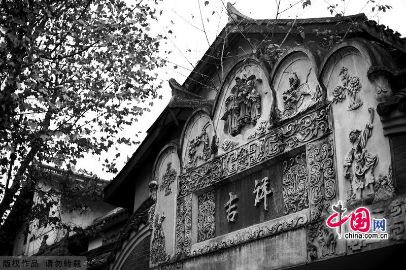 Chengdu, the capital city of Sichuan Province with a history of more than 2,400 years, has profound historical background. Tasting famous Sichuan cuisine and having tea at a local teahouse will offer a deeper understanding of the city. [China.org.cn]