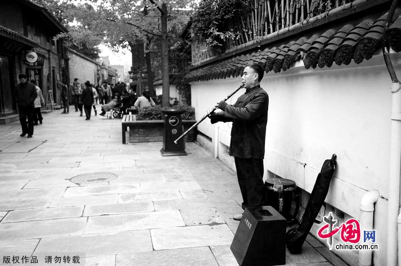 Chengdu, the capital city of Sichuan Province with a history of more than 2,400 years, has profound historical background. Tasting famous Sichuan cuisine and having tea at a local teahouse will offer a deeper understanding of the city. [China.org.cn]