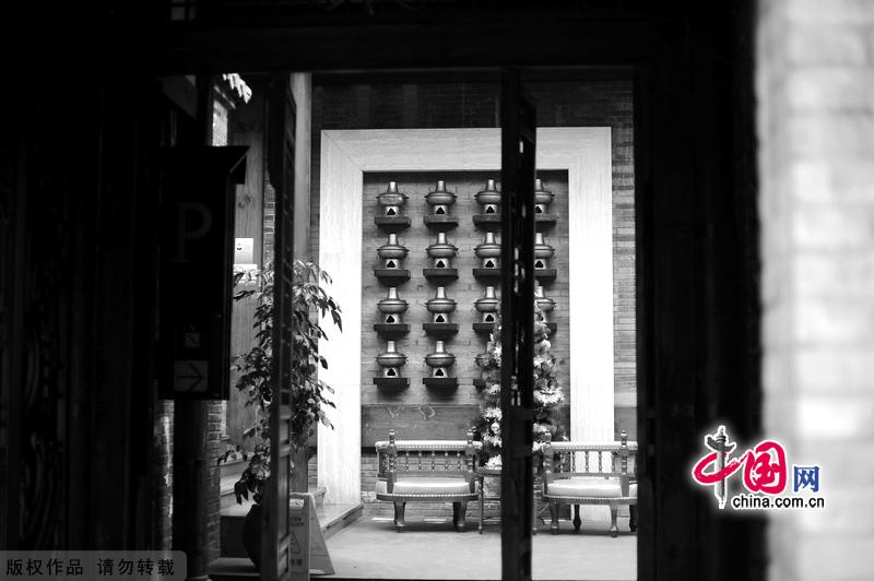 Chengdu, the capital city of Sichuan Province with a history of more than 2,400 years, has profound historical background. Tasting famous Sichuan cuisine and having tea at a local teahouse will offer a deeper understanding of the city. [China.org.cn]