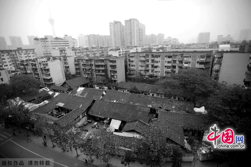 Chengdu, the capital city of Sichuan Province with a history of more than 2,400 years, has profound historical background. Tasting famous Sichuan cuisine and having tea at a local teahouse will offer a deeper understanding of the city. [China.org.cn]