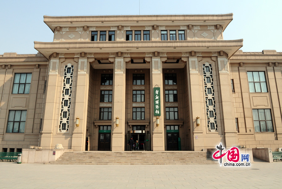 The Beijing Museum of Natural history is housed in an unpretentious building in the Yongdingmen area in the southern part of the city, just opposite the Tianqiao Department Store. The first museum of its kind in China, it houses more than 5,000 specimens, which are displayed in the Halls of Paleontology, Zoology and Botany. [China.org.cn]