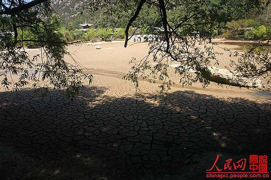 Heilong pond, a symbol of Lijiang, China’s famous tour destination, is dried-up due to the severe drought in Yunan province in recent years. The badly cracked lakebed of Heilong pond destroys the local scenery.