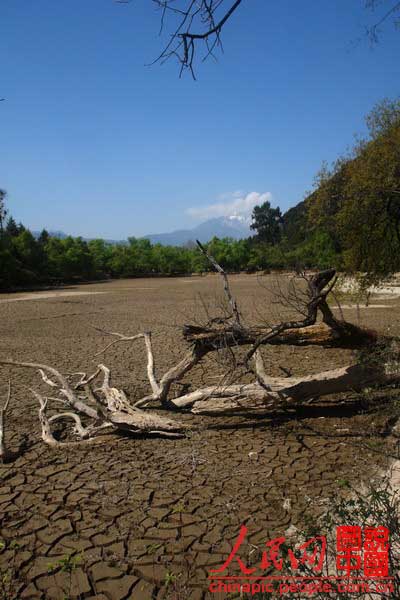 Heilong pond, a symbol of Lijiang, China’s famous tour destination, is dried-up due to the severe drought in Yunan province in recent years. The badly cracked lakebed of Heilong pond destroys the local scenery.