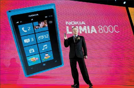 Nokia CEO Stephen Elop announces the launch of the company's new Lumia 800C smartphone in Beijing yesterday. Struggling cellphone maker Nokia launched its first smartphone design for China yesterday, looking to the world's biggest mobile market to help drive a turnaround. [Shanghai Daily]