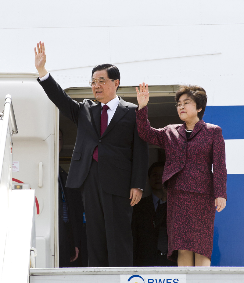 Chinese President Hu Jintao (C) waves as he arrives in New Delhi, capital of India, March 28, 2012. Hu Jintao arrived in New Delhi Wednesday for a summit of Brazil, Russia, India, China and South Africa, the grouping known as BRICS. 