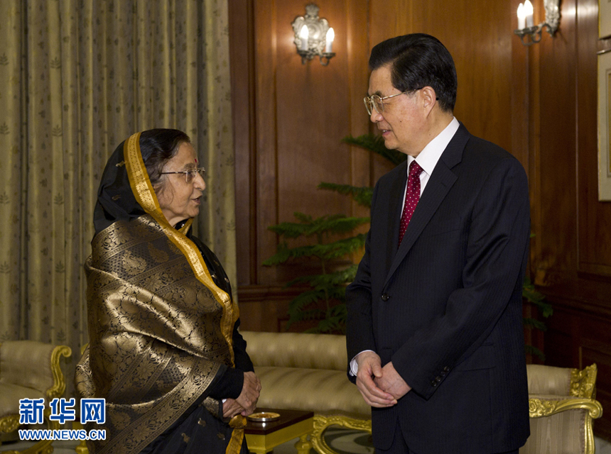 Chinese President Hu Jintao talks with Indian President Pratibha Patil on Wednesday. President Hu arrives in New Delhi on Wednesday for the fourth BRICS summits. [Xinhua photo] 