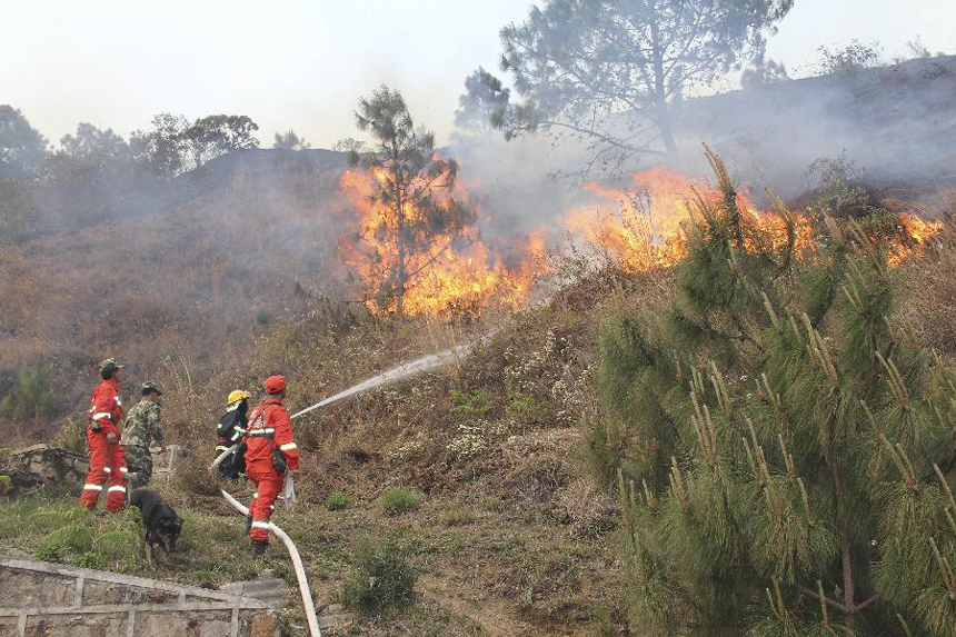 Firefighters extinguish forest fire in Jinning County, southwest China's Yunnan Province, March 28, 2012. The forest fire broke out Wednesday afternoon in Qingshuihe Village of Jinning County and spread to Hongta District in Yuxi City. 